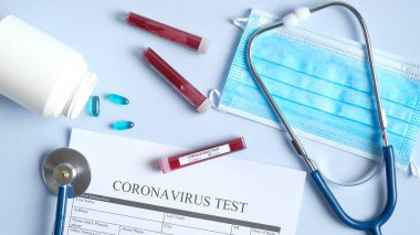 Coronavirus kan analizi konsepti. Tıbbi form Coronavirus testi, solunum maskesi, stetoskop, kan ile test tüpleri, haplar. 2019-ncov Coronavirus kökenli Wuhan, Çin