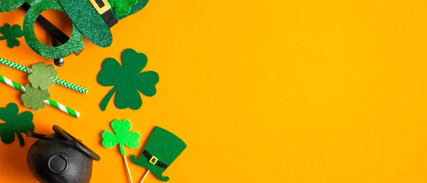 Fondo del día de San Patricio con tréboles símbolos trébol, sombreros elfos irlandeses, olla, pajitas para beber fiesta. Concepto del Día de San Patricio. Tarjeta de felicitación, plantilla de invitación de fiesta, maqueta de banner —  Fotos de Stock