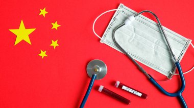 Wuhan Coronavirus 2019-ncov konsepti. Üst düzey koruyucu solunum maskesi analiz için kan testi tüpü Çin bayrağında steteskop. Çin Coronavirüs salgını romanı