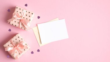 Sevgililer Günü kompozisyonu, pembe arka planda hediyeler ve aşk mektubu. Düz yerde, üst tarafta. Aşk ve aşk kavramı.