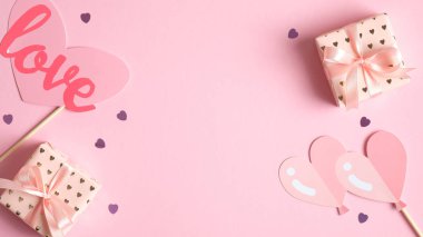 Sevgililer Günü afiş şablonunuz kutlu olsun. Zarif Sevgililer Günü süsleri, kalpler ve hediyeler çerçevesi. Düz yerde, üst tarafta. Parti davetiyesi ve tebrik kartı için yaratıcı tasarım. Aşk ve aşk kavramı.