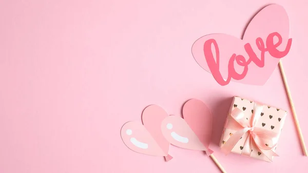 Alla hjärtans dag banner mall. Gåvor och alla hjärtans dag hjärtan dekorationer på rosa bakgrund med kopia utrymme. Kreativ design för fest inbjudan, gratulationskort. Kärlek och romantik koncept. — Stockfoto