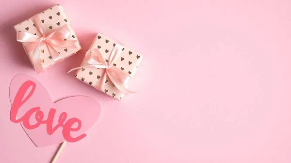 Valentijnsdag spandoek sjabloon. Cadeaus en Valentijnsdag decoratie op roze achtergrond met kopieerruimte. Creatief ontwerp voor feestuitnodiging, wenskaart. Liefde en romantiek. — Stockfoto