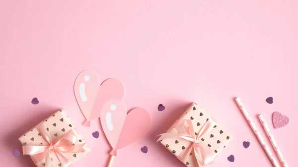 Sevgililer Günü afiş şablonunuz kutlu olsun. Modern Sevgililer Günü süslemeleri, kalpler ve hediyelerin çerçevesi. Parti davetiyesi ve tebrik kartı için yaratıcı tasarım. Aşk ve aşk kavramı. — Stok fotoğraf