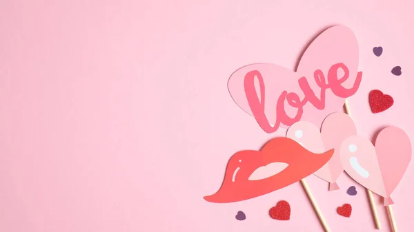 Valentijnsdag kaart sjabloon met elegante decoraties op roze achtergrond met kopieerruimte. Vlakke lay, bovenaanzicht. Gelukkige Valentijnsdag banner, wenskaart mockup. Liefde en romantiek. — Stockfoto