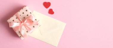 Sevgililer Günü afişi, hediye kutusu, aşk mektubu ve kalplerle birlikte. Aşk ve aşk kavramı. Düz yatış minimalist tarzı.