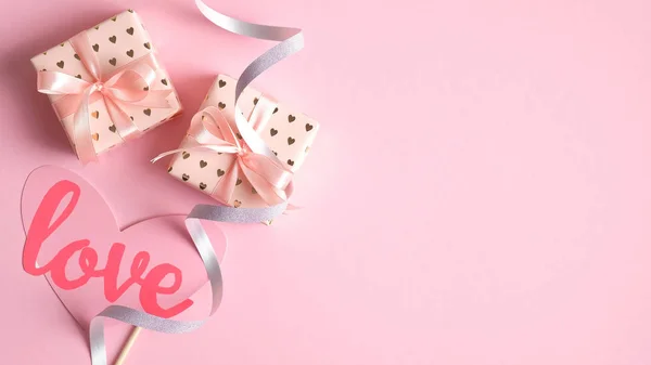 Valentijnsdag kaart sjabloon met geschenken en feestelijke partij rekwisieten op roze achtergrond. Creatief ontwerp voor St. Valentijnsdag wenskaart, feestuitnodiging, banner. Vlakke lay minimalistische stijl. — Stockfoto