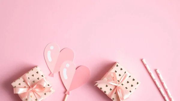 Valentin napi kártya sablon ajándékokkal és ünnepi party kellékek rózsaszín háttér. Kreatív tervezés Szent Valentin napi üdvözlőkártyához, partimeghívóhoz, bannerhez. Lapos feküdt minimalista stílusban. — Stock Fotó