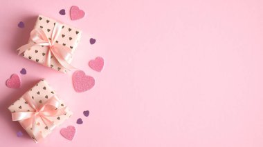Sevgililer Günü kartı şablonu. Pembe arka planda hediye kutuları ve kalpler. Sevgililer Günü kutlaması konsepti. Tebrik kartı, parti daveti, afiş, broşür için yaratıcı tasarım