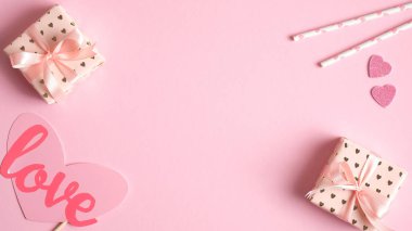 Sevgililer Günü arkaplanı hediye kutuları ve pembe üzerine parti aksesuarları. Sevgililer Günü kutlaması konsepti. Tebrik kartı, parti daveti, afiş, broşür için yaratıcı tasarım