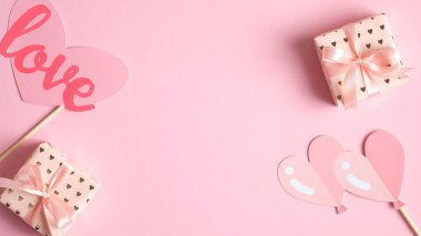 Sevgililer Günü hediye çerçevesi, pembe arka planda kalp şeklinde parti malzemeleri. Sevgililer Günü afiş şablonu, tebrik kartı modeli, parti davetiyesi. Düz yatış, üst görünüm