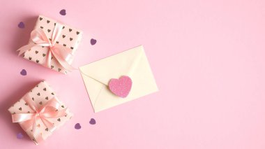 Sevgililer Günü geçmişi hediye kutuları, aşk mektupları ve pembe kalplerle dolu. Sevgililer Günü kutlaması konsepti. Tebrik kartı, parti daveti, afiş, broşür için yaratıcı tasarım