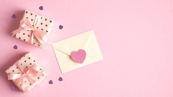 День святого Валентина фон с подарочными коробками, любовное письмо и сердца на розовый. Концепция празднования Дня Валентина. Креативный дизайн поздравительных открыток, приглашений на вечеринку, баннера, флаера
