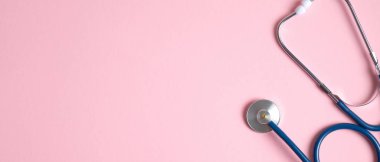 Pembe arka planda steteskop ve fotokopi alanı. Kalp kontrolü konsepti. Tıp merkezi, hastane ve klinik için tıbbi afiş tasarımı şablonu