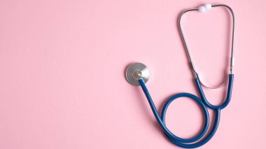 Pembe arka planda steteskop ve fotokopi alanı. Sağlık merkezi, hastane ve klinik için banner şablonu. Tıbbi kontrol kavramı