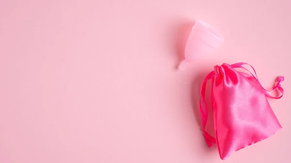 Coupe menstruelle avec étui sur fond rose. Vue supérieure avec espace de copie. Produit alternatif d'hygiène féminine. Concept de soins de santé pour femmes . — Photo