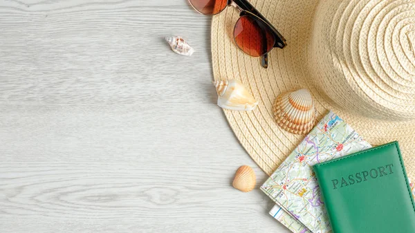 Καλοκαιρινό ταξιδιωτικό σχέδιο σε ξύλινο τραπέζι. Top view ταξιδιωτικά αξεσουάρ, ρετρό στυλ γυαλιά ηλίου, καπέλο παραλία, διαβατήριο έγγραφο, χάρτης και κοχύλια. Πρότυπο σχεδιασμού banner ταξιδιωτικού πρακτορείου — Φωτογραφία Αρχείου