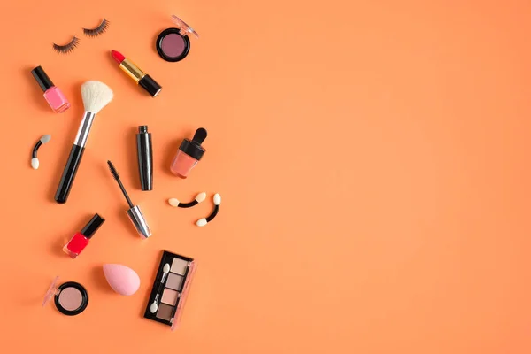 Smink termékek és kozmetikumok pasztell narancs háttér. Lapos fekvés, csúcskilátás. Szépség blog banner sablon. — Stock Fotó