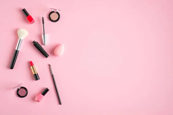 Make-up-Produkte und Kosmetika auf pastellpfirsichfarbenen Hintergrund verschüttet. flache Lage, Draufsicht, Kopierraum. Konzept für weibliches Make-up — Stockfoto