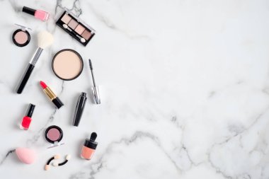 Profesyonel makyaj ürünleri mermer bir masanın üzerine dökülüyor. Düz yatıyordu, yukarıdan görünüyordu. Güzellik günlüğü pankartı tasarım şablonu