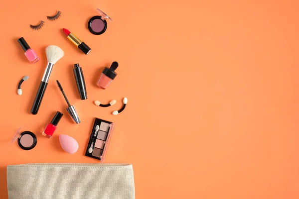 Make-up-Tasche mit Kosmetikprodukten auf einem pastellorangen Hintergrund. flache Lage, Draufsicht. Schönheitssalon Banner Design-Vorlage — Stockfoto