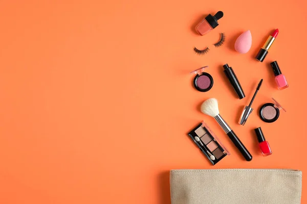 Make-up-Tasche mit Kosmetikprodukten auf pastellpfirsichfarbenem Hintergrund. flache Lage, Blick von oben. Stylische Make-up-Artist-Tasche mit Beauty-Produkten — Stockfoto