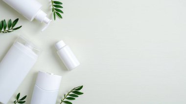 Yeşil yapraklı doğal organik Spa kozmetik ürünleri. Yeşil arka planda bitkisel cilt ürünleri. Eko dükkanı ya da güzellik salonu için afiş modeli. Düz yatış minimalist tarzı