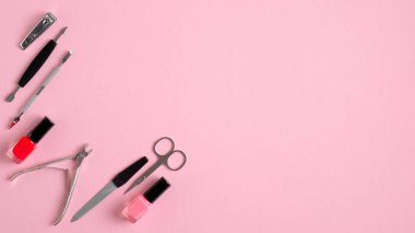 Pembe arka planda manikür ve pedikür aletleri, yukarıdan görüş. Manikür salonu afiş tasarım şablonu. Güzellik tedavi konsepti