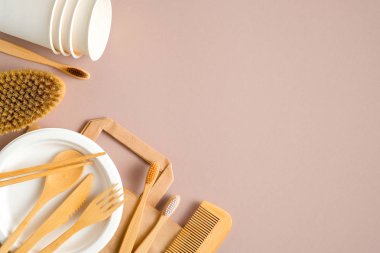 Kahverengi arka planda çevre dostu banyo ve mutfak aksesuarları. Sıfır atık, plastiksiz konsept. Çevre koruma, sürdürülebilir yaşam tarzı