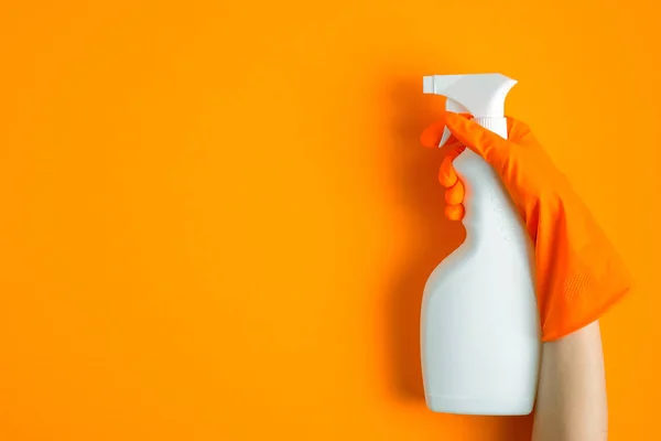 Weibliche Hand Handschuh Mit Reinigungsspray Auf Orangefarbenem Hintergrund Konzept Der — Stockfoto