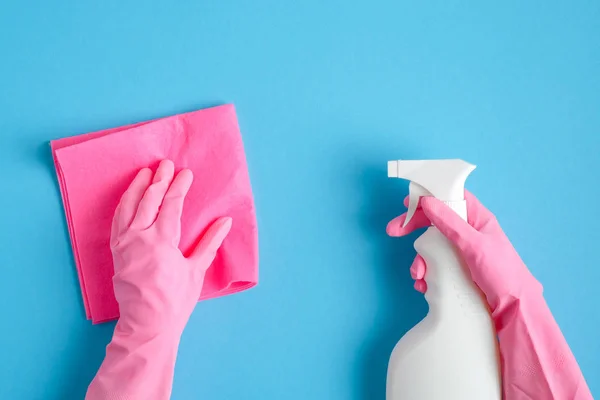 Weibliche Hände Rosa Handschuhen Mit Reinigungssprayflasche Und Damenserviette Auf Blauem — Stockfoto