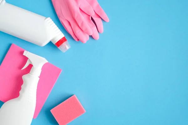 Reinigungsmittel Auf Blauem Hintergrund Von Oben Rosa Handschuhe Schwamm Reinigungsflaschen — Stockfoto