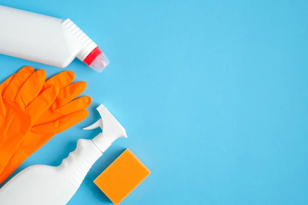 Reinigungsmittel Auf Blauem Hintergrund Von Oben Orangefarbene Handschuhe Schwamm Und — Stockfoto