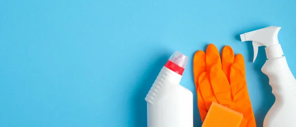 Reinigungsmittel Auf Blauem Hintergrund Orangefarbene Handschuhe Und Reinigungsflaschen Von Oben — Stockfoto