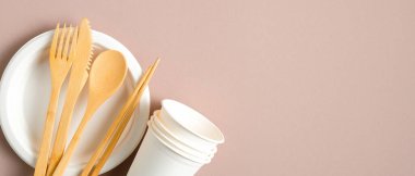 Kağıt kahve fincanı ve tabakla birlikte çevre dostu bambu çatal bıçak seti. Eko mağaza afiş tasarım şablonu. Sürdürülebilir yaşam tarzı. Sıfır atık, plastiksiz konsept