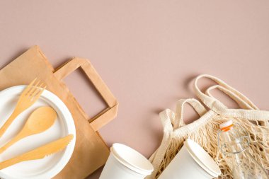 Sıfır atık alışveriş kavramı. Üst düzey çevre dostu ağ torbası, bambu çatal bıçak seti, cam şişe. Sürdürülebilir yaşam tarzı, plastiksiz