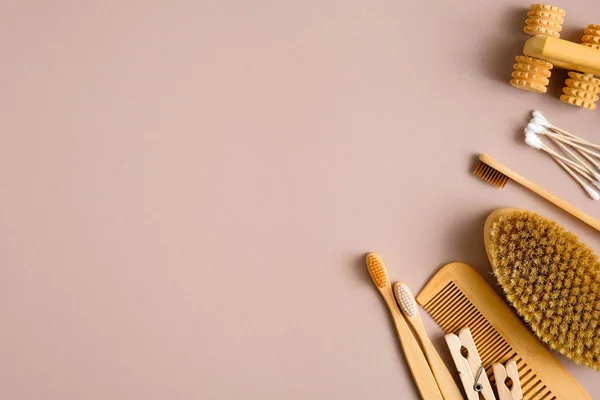 Milieuvriendelijke Hygiëneproducten Badkameraccessoires Bruine Achtergrond Bovenaanzicht Bamboe Tandenborstels Houten Haarkam — Stockfoto