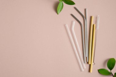 Camdan, bambudan ve paslanmaz çelikten yapılmış çevre dostu yeniden kullanılabilir pipetler. Düz yerde, üst tarafta. Sürdürülebilir yaşam tarzı. Sıfır atık, plastiksiz konsept