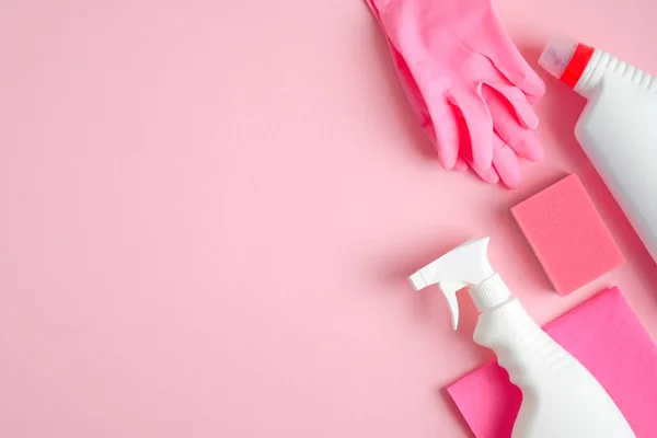 Reinigungsmittel Auf Rosa Hintergrund Hausreinigung Und Reinigungskonzept Sprühflasche Schwamm Gummihandschuhe — Stockfoto