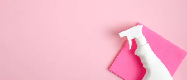 Renare Sprayflaska Och Trasa Rosa Bakgrund Rengöring Service Banner Mockup — Stockfoto