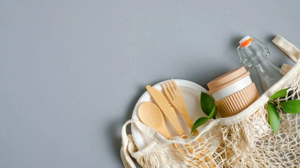 Conjunto Cubiertos Viaje Ecológicos Taza Botella Bolsa Malla Sobre Fondo — Foto de Stock