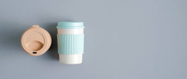 Gri arka planda iki çevre dostu bambu kupası. Düz yerde, üst tarafta. Paket kahve dükkanı afişi tasarımı