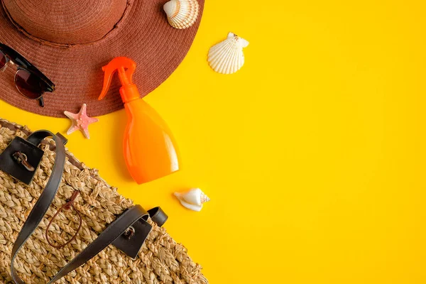 Лосьон Загара Оранжевой Пластиковой Бутылке Солнцезащитные Очки Пляжная Шляпа Мешок — стоковое фото