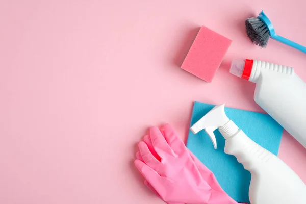 Reinigungsmittel Auf Rosa Hintergrund Mit Kopierraum Hausreinigung Und Reinigungskonzept Flache — Stockfoto
