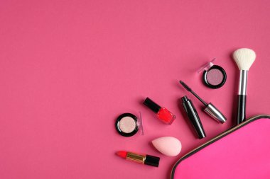 Kozmetik ürünlerle makyaj çantası ve pembe arka plan fırçası. Düz yerde, üst tarafta. Güzellik ve moda konsepti.
