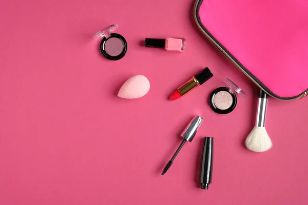 Sac Maquillage Avec Des Produits Cosmétiques Sur Fond Rose Couché — Photo