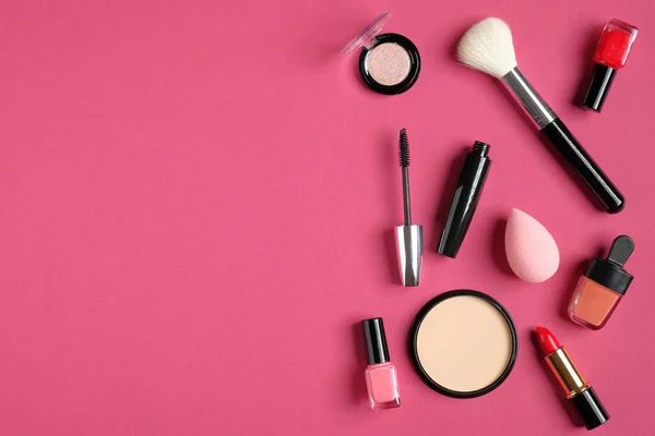 Make Dekorative Kosmetik Und Werkzeuge Auf Rosa Hintergrund Flache Lage — Stockfoto