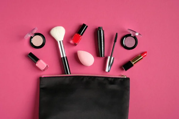 Bolso Cosmético Productos Maquillaje Sobre Fondo Rosa Asiento Plano Vista —  Fotos de Stock