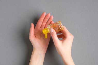 Antibakteriyel jel uygulayan kadın eller. Coronavirus Hastalığı (Covid-19) grip virüsü salgını sırasında önleme ve sağlık koruma.