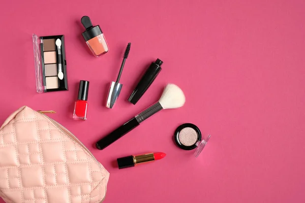 Prodotti Trucco Con Borsa Cosmetica Sfondo Rosa Posa Piatta Vista — Foto Stock